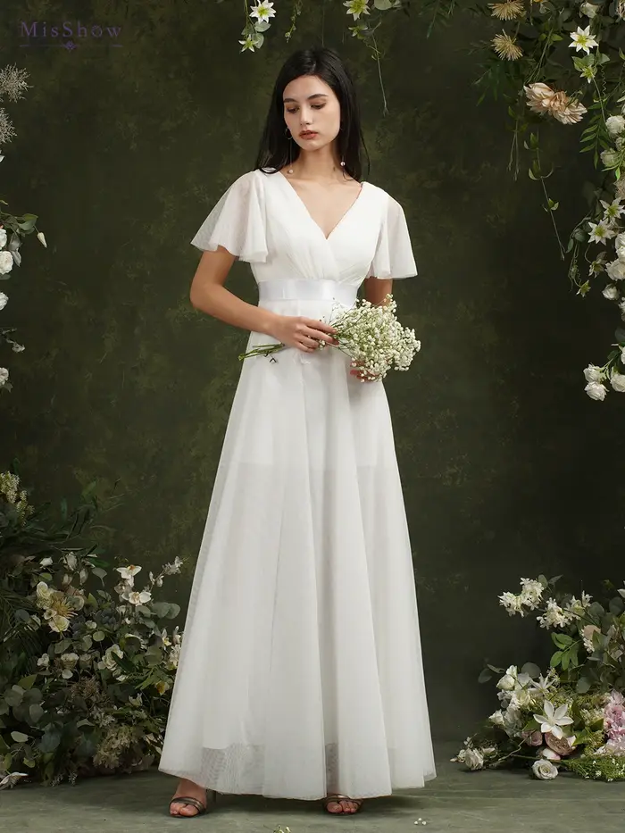 Robe de mariée ivoire en mousseline et satin silhouette une ligne col en V sans manches pour mariage et occasions spéciales
