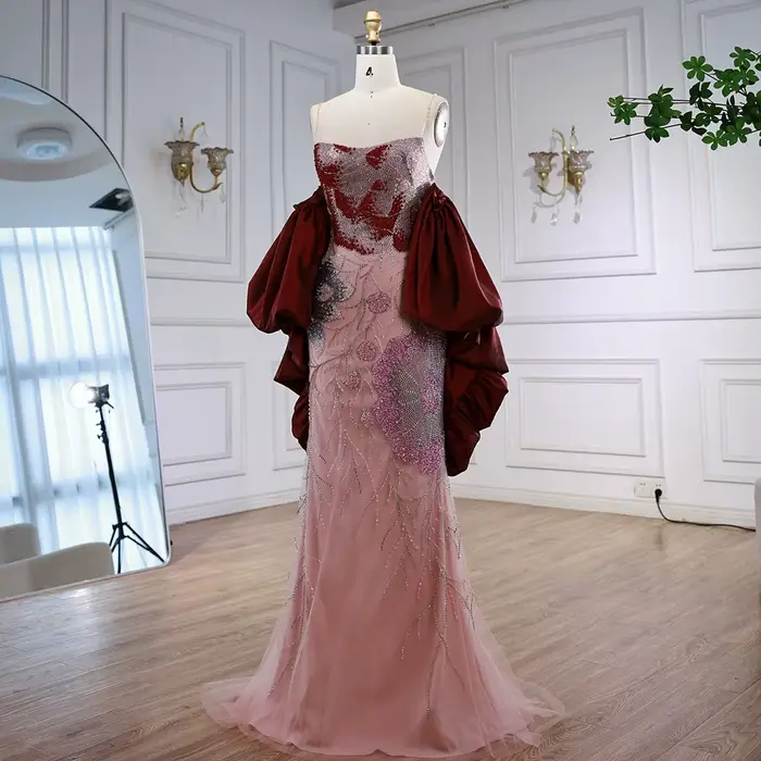 Robe de soirée rose de luxe avec manches Cape