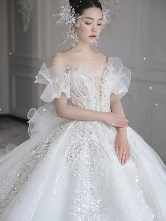 Robe de Mariée Festonnée en Dentelle et Paillettes