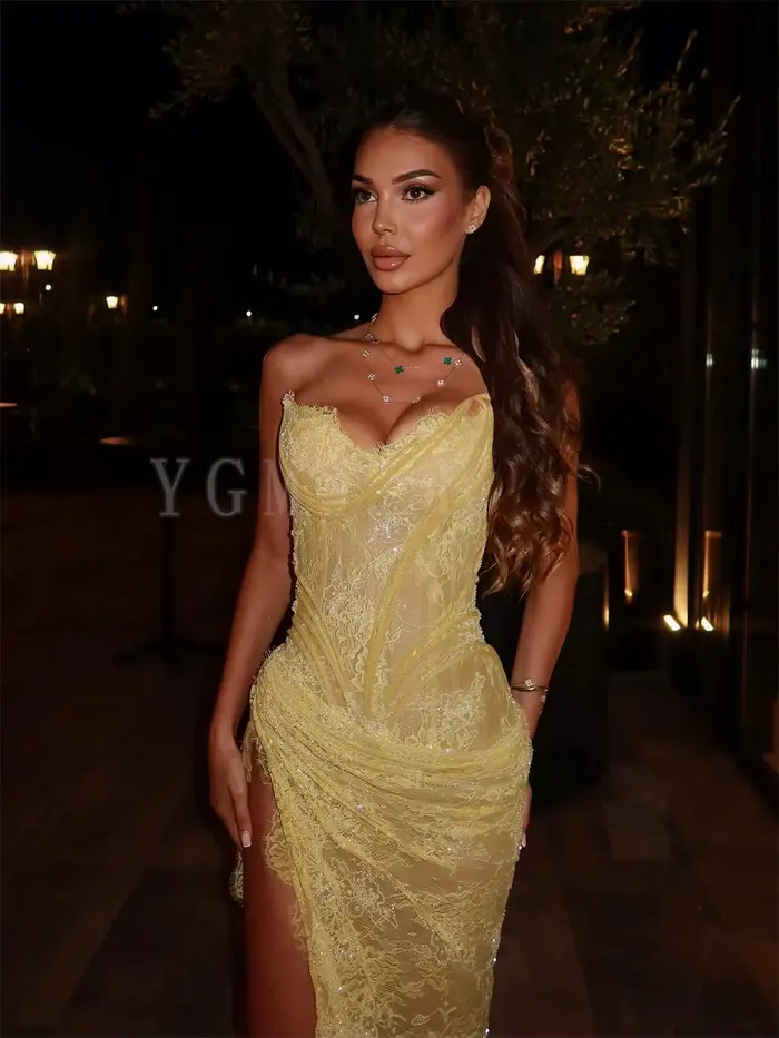 Robes de soirée jaunes en dentelle perlée plissée avec corset et fente latérale haute
