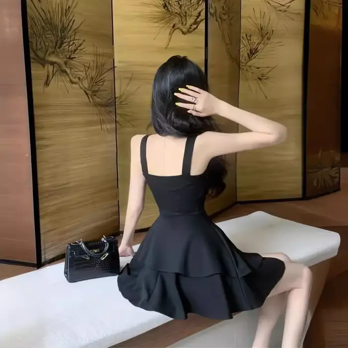 Robe courte taille haute à effet amincissant