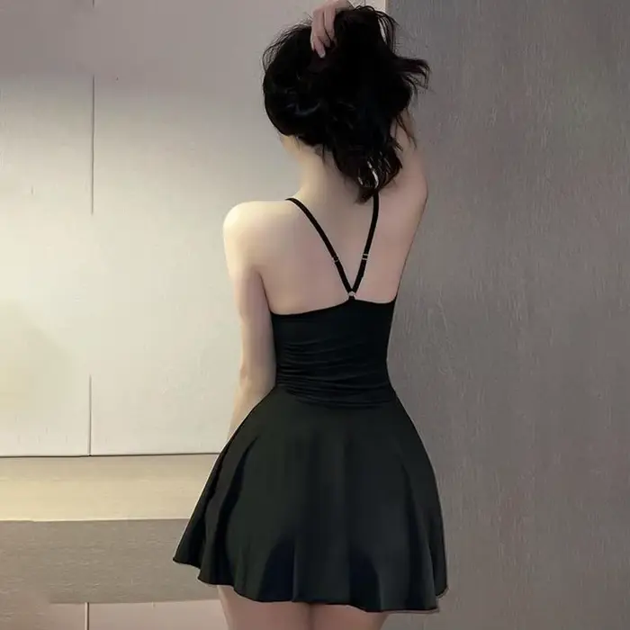 Camisole plissée micro-mini sexy en polyester pour femmes, nuisette élégante, tenue de soirée, allure séduisante, à volants, dos nu, pour occasions spéciales