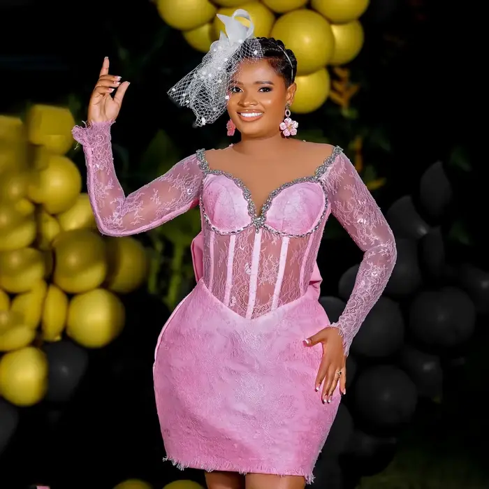 Robe de cocktail rose élégante avec manches, dentelle, nœud, col illusion transparent, sequins et pe