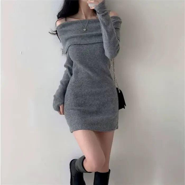Mini robe tricotée noire épaules dénudées
