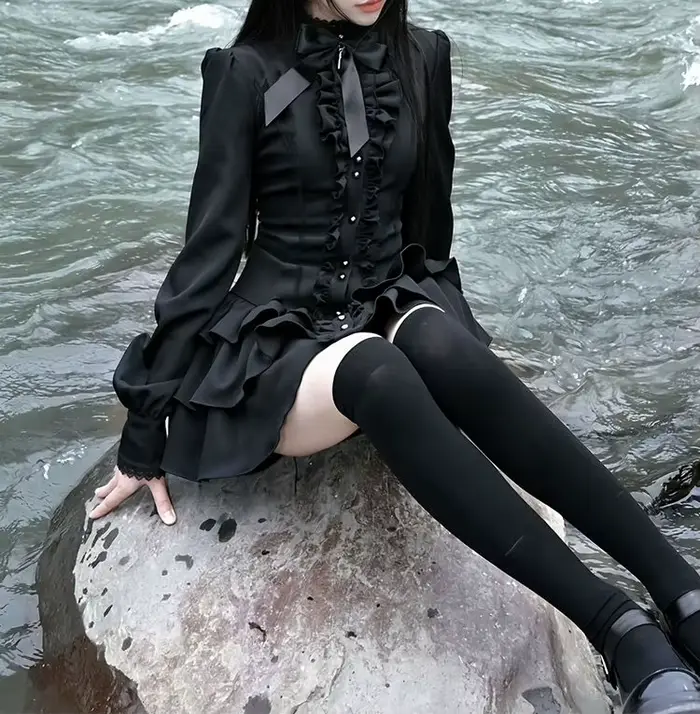 Robe en dentelle rétro sombre à taille cintrée