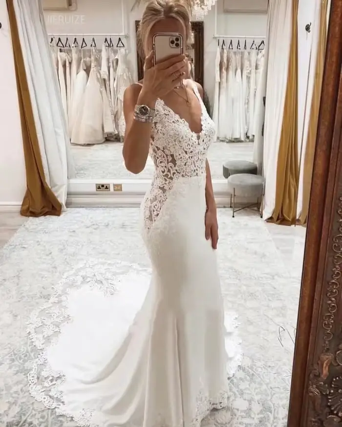 Robes de mariée sirène bohèmes de luxe en dentelle crêpe avec appliques, décolleté plongeant, dos nu