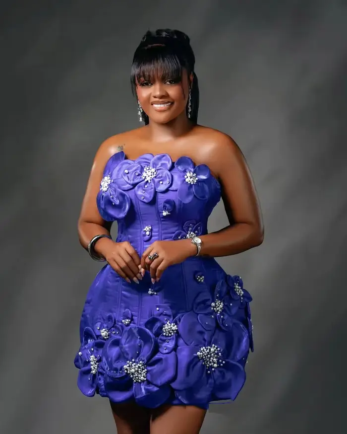 Robe de cocktail chic violette ornée de fleurs 3D, cristaux et perles pour bal et événements spéciaux