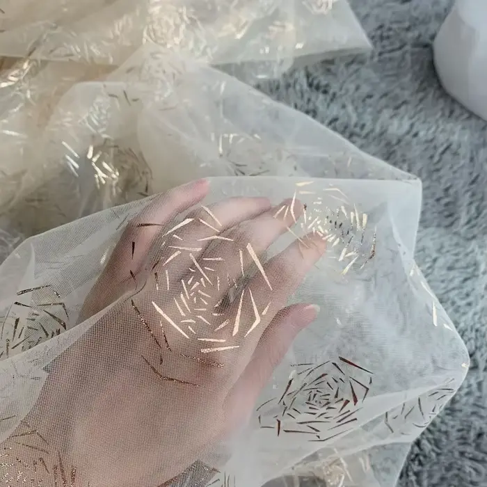 Tissu en dentelle à fleurs roses dorées