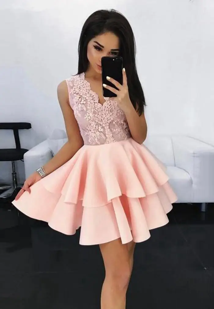 Robe de cocktail noire courte en polyester satiné avec soutien-gorge intégré pour soirées de fin d'année et bals de promo