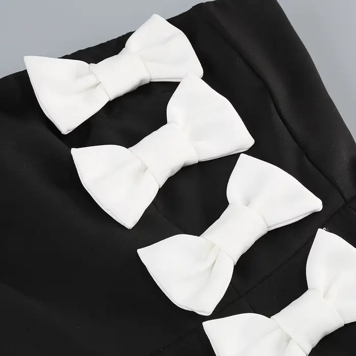 Robes de soirée chics noires sans bretelles avec détail de nœud blanc – Robe de soirée de luxe à fente haute pour femme