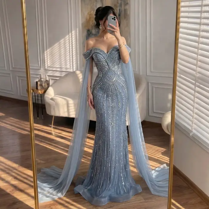 Robe de soirée bleu poussière Serene Hill, coupe sirène, ornée de perles, avec manches cape élégante