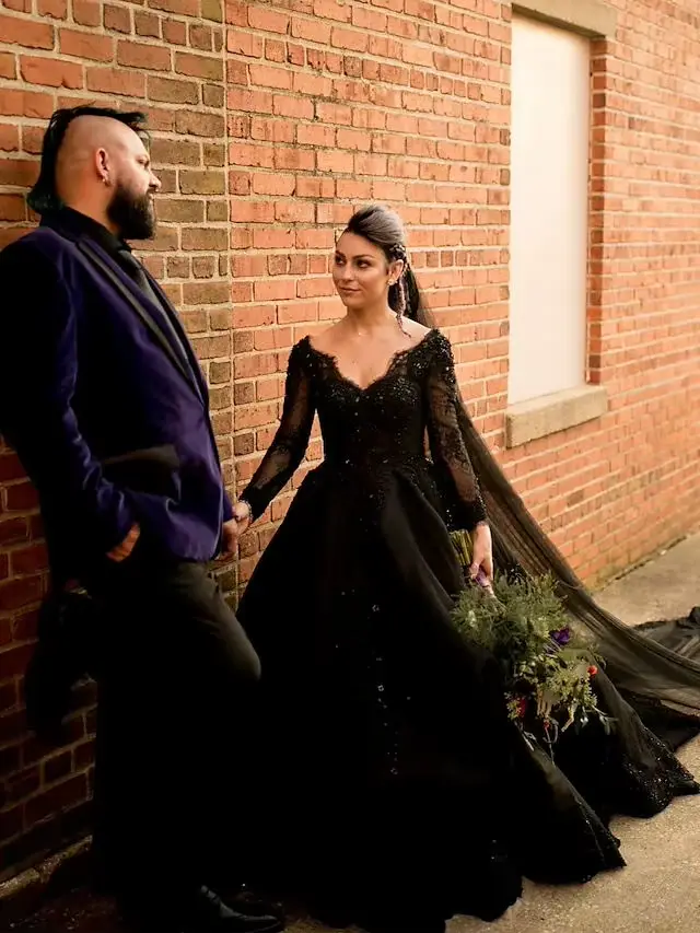 Robe de mariée princesse noire élégante avec train de balai et col en V pour soirées et événements formels