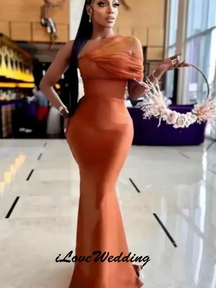 Robe de demoiselle d'honneur en satin orange sirène pour mariages et soirées élégantes à offrir pour femmes de tous âges