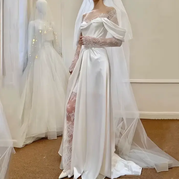 Robes de mariée en satin avec petite traîne