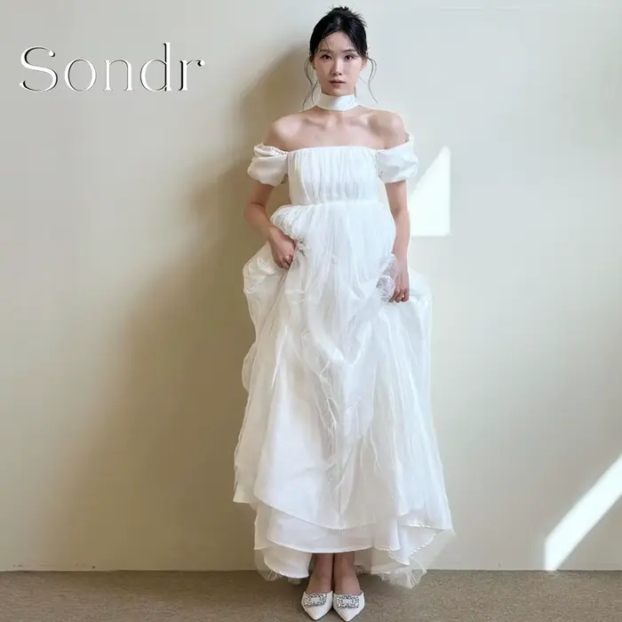 Robe de mariée coréenne moderne personnalisée Sondr, coupe trapèze, épaules dénudées, dos corset, po