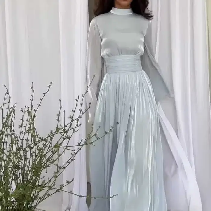 Robe musulmane élégante longue plissée à lacets pour femmes style de fête polyester drap fin ajustement régulier toutes saisons