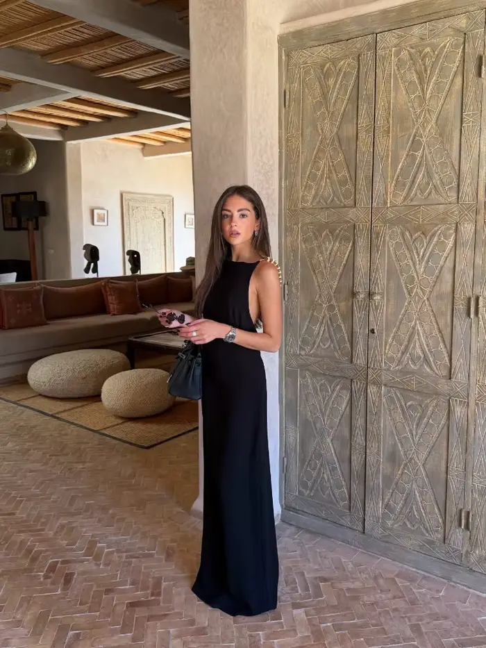 Robe longue noire pour femme avec chaîne perlée dorée