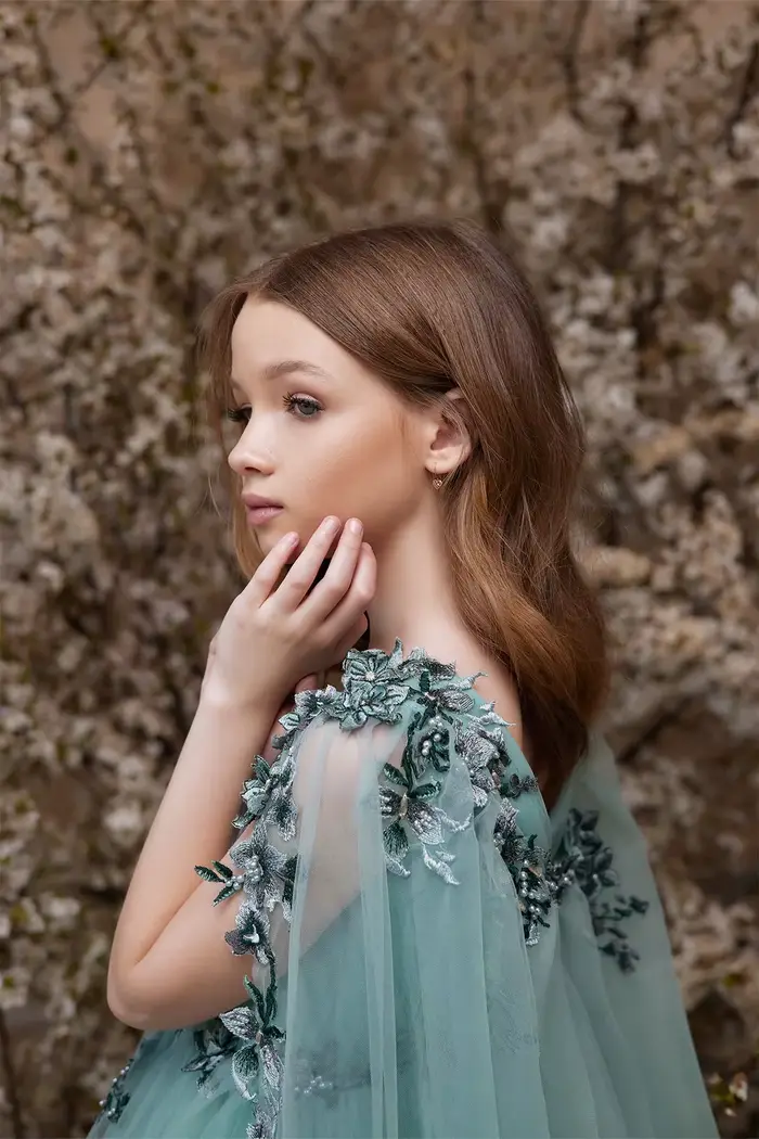 Nouvelle Robe de Demoiselle d'Honneur Chic 2026 en Maille avec Fleurs, Élégante, Ornée de Perles Florales en Relief, Jupe Tutu à Col en V Profond pour Filles, Idéale pour Spectacles et Fêtes