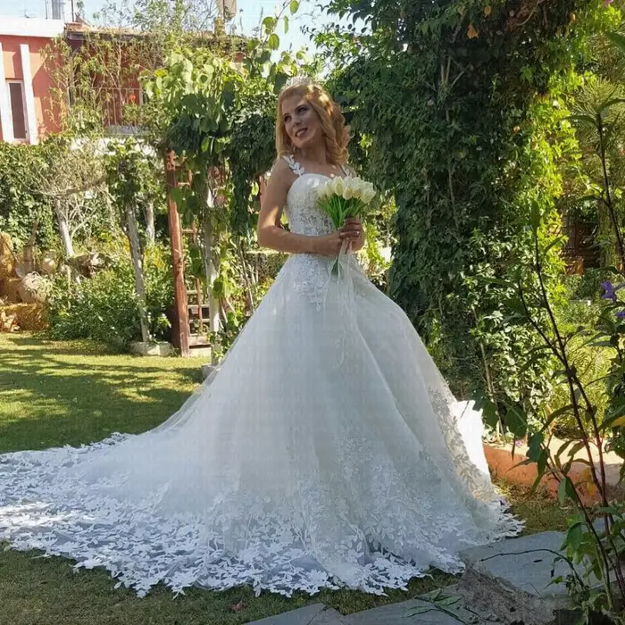 Robe de mariée en dentelle avec traîne transparente