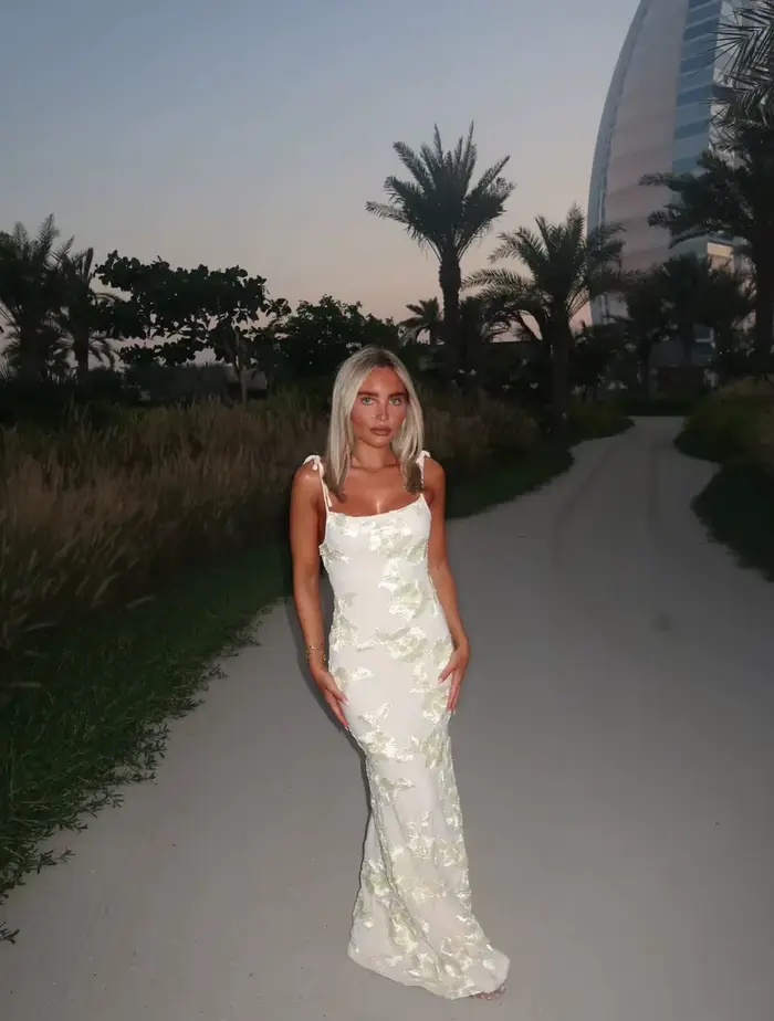 Robe longue brodée de fleurs roses