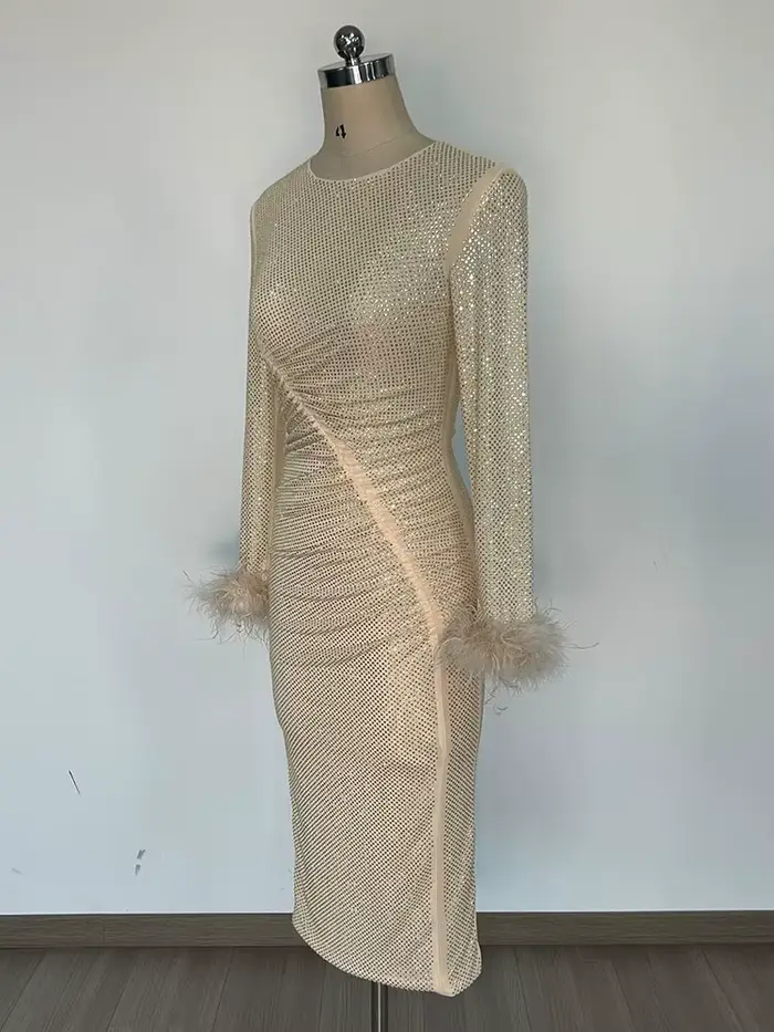 Robe chic à paillettes dorées avec détails de plumes