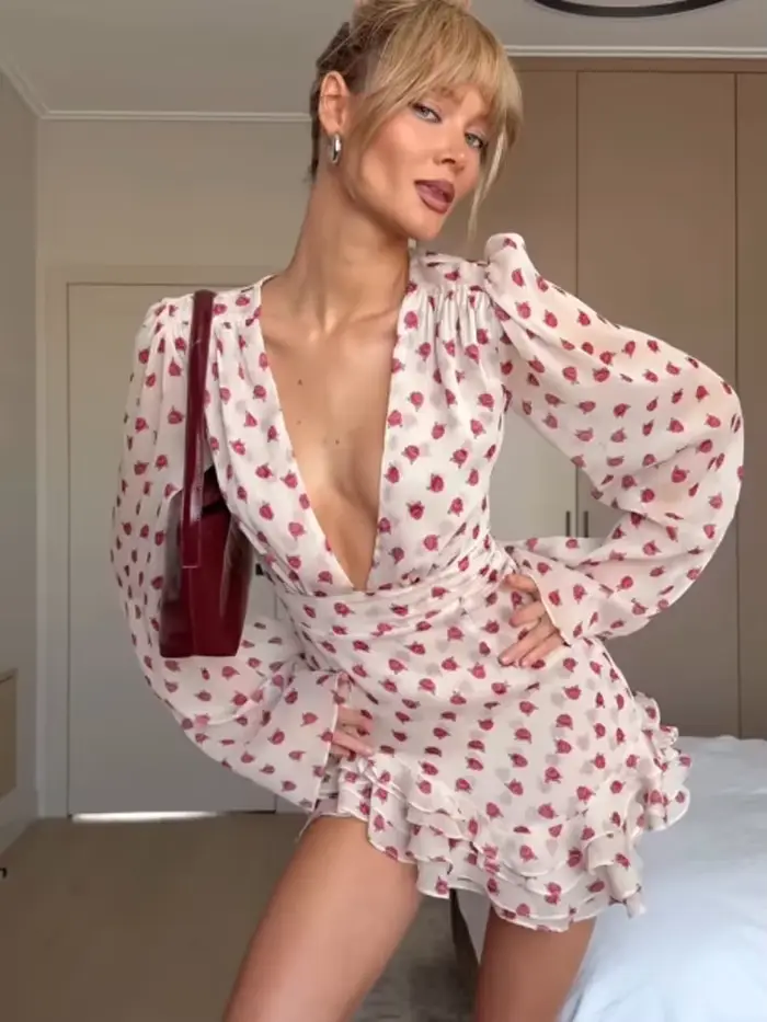 Robe courte crème à imprimé fraise avec volants col en V profond manches longues bouffantes pour femmes occasions spéciales rendez-vous romantiques sorties printemps été