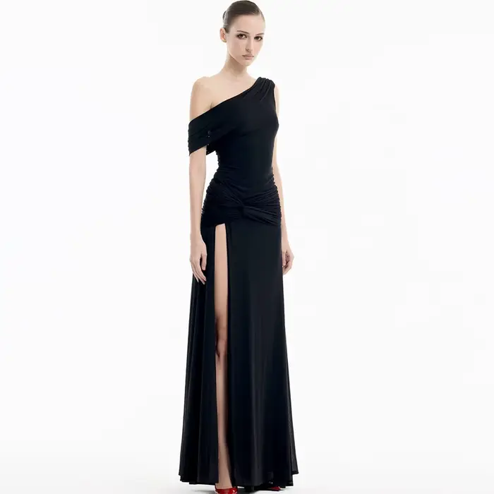 Robes de soirée sur mesure en mousseline noire coupe trapèze, asymétriques à une épaule avec fente l