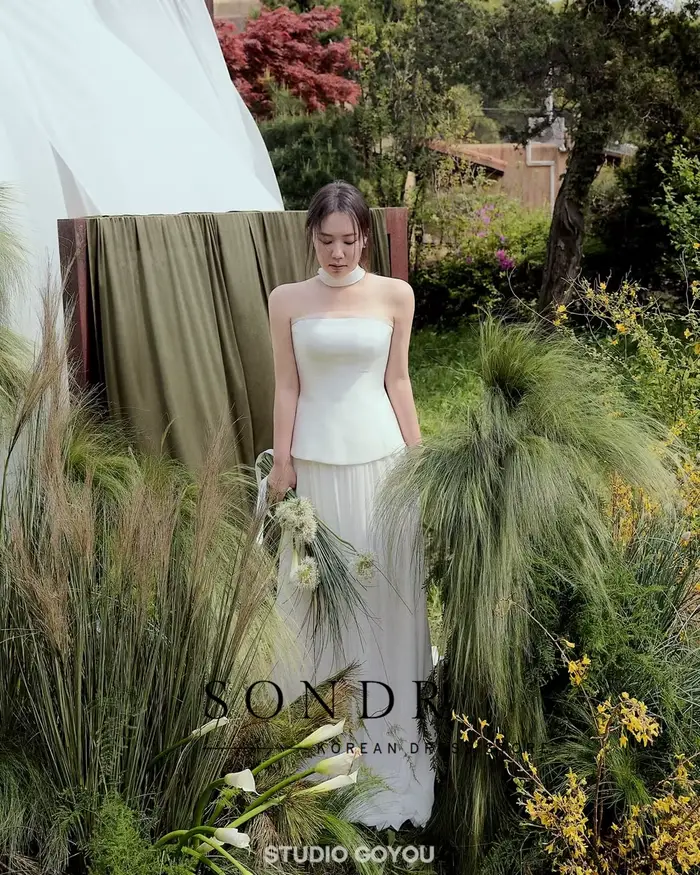 Robe de mariée Sondr en satin et mousseline plissée sans bretelles pour femmes, silhouette une ligne, longueur au sol, élégance classique pour cérémonies et soirées spéciales