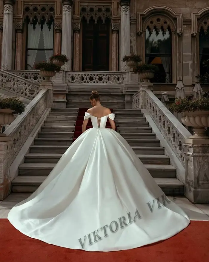 Robes de mariée princesse en satin pour femmes