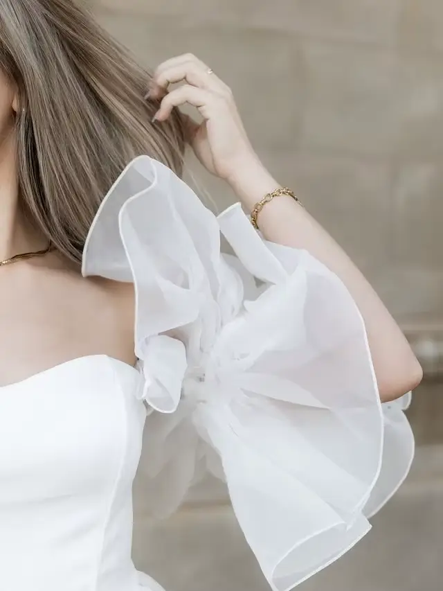 Robe de bal blanche à épaules dénudées