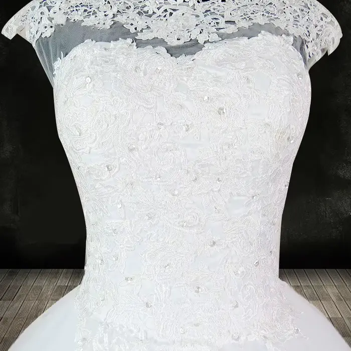 Robe de mariée blanche à épaules dénudées