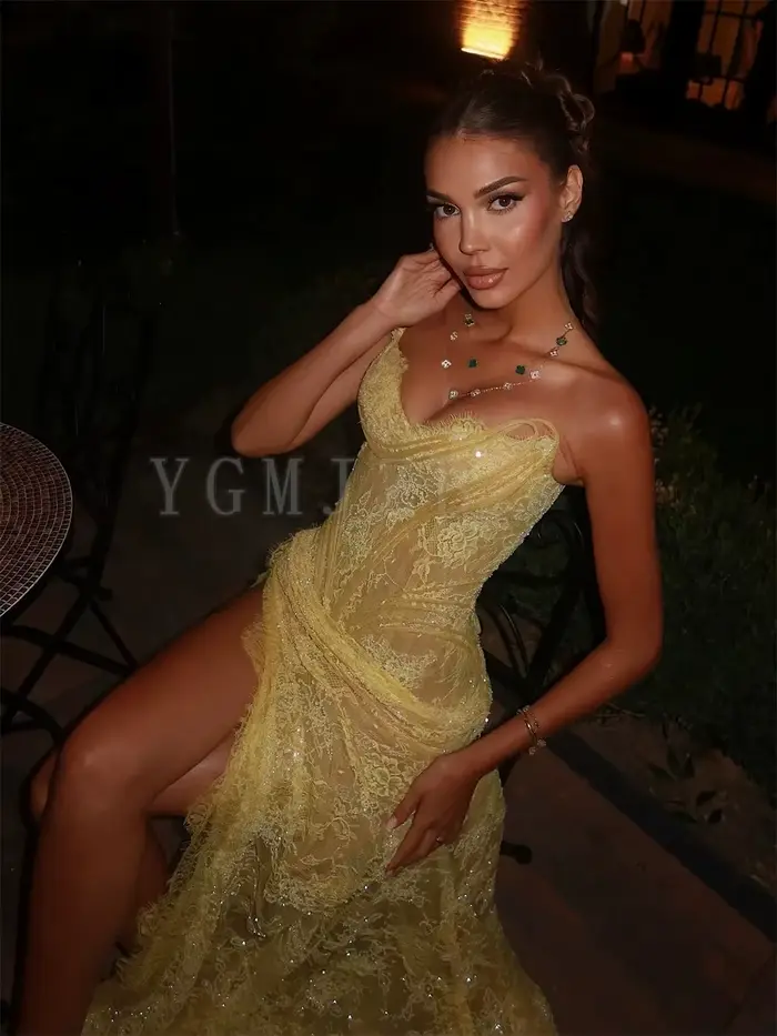 Robes de soirée jaunes en dentelle perlée plissée avec corset et fente latérale haute