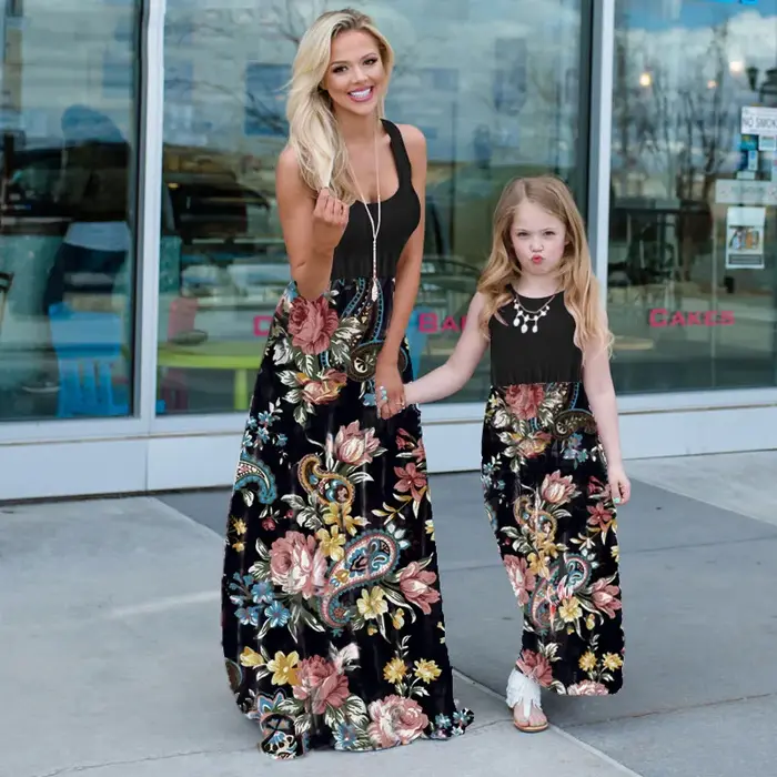 Robe d'été sans manches en patchwork de fleurs pour mère et filles occasions spéciales tenues assorties famille nouvelle collection polyester décontracté