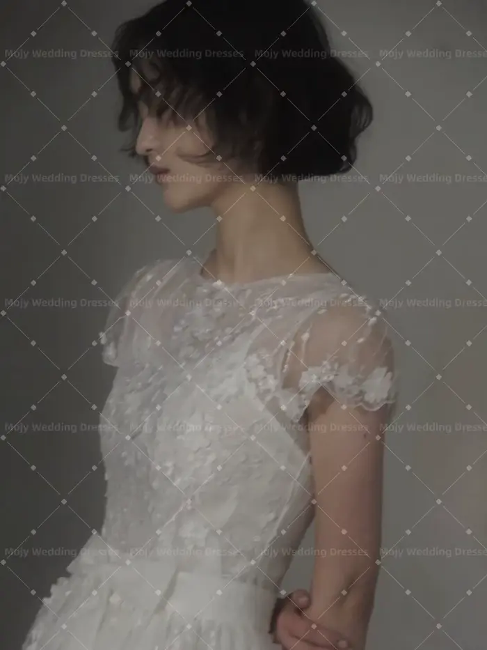Robe de mariée en dentelle et organza style une ligne col rond avec dos à lacets et personnalisation sur-mesure pour mariée élégante