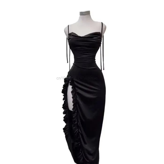 Robe longue plissée sans manches à lacets
