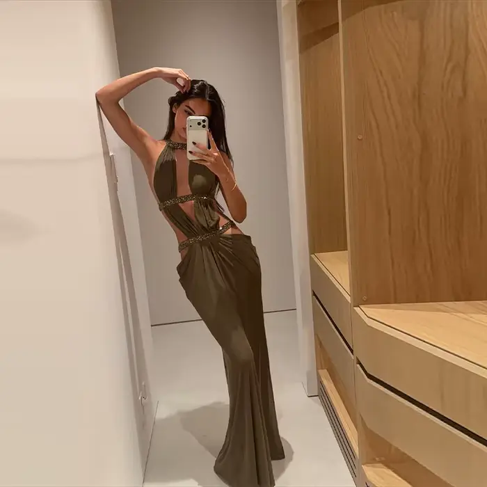 Robe longue décontractée pour femme, style licou, ornée de strass de luxe, découpée, coupe ajustée, 