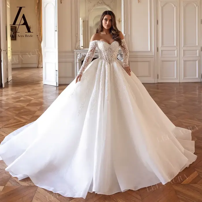 Robe de mariée de luxe LelaAcra 2026, coupe princesse, col cœur, manches longues, ornée de perles, m