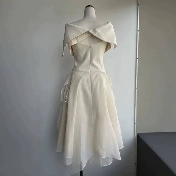 DEAT 2026 Nouvelle Robe Longue Asymétrique à Taille Cintrée avec Cape, Design Niche Vietnamien, Ensemble Deux Pièces avec Ceinture