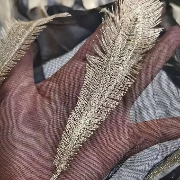 Robe de mariée en plumes dorées