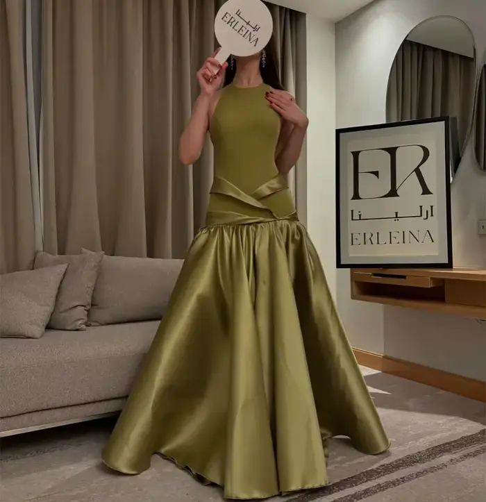 Robe de soirée vert olive col licou élégante à offrir pour femme soirées officielles perles cristal dentelle soutien-gorge intégré