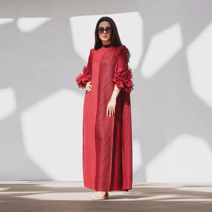 Femmes élégantes robes de soirée 2025 été nouvelle couleur unie classique à manches longues plaque fleur conception