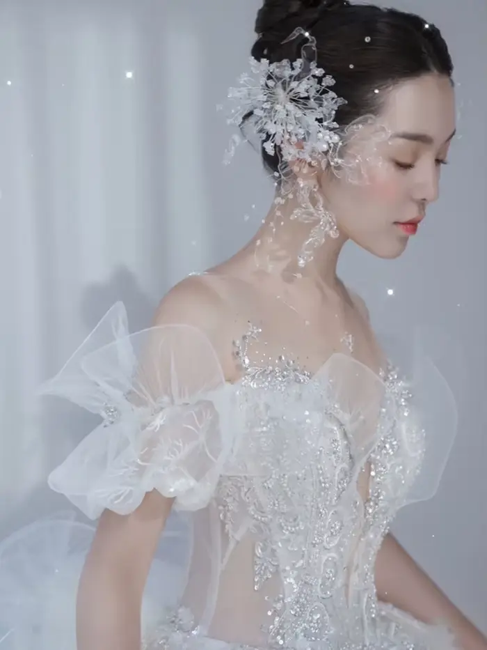 Robe de Mariée Festonnée en Dentelle et Paillettes