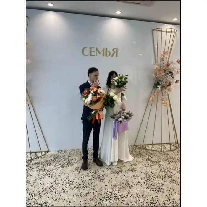 Robes de mariée en satin avec petite traîne