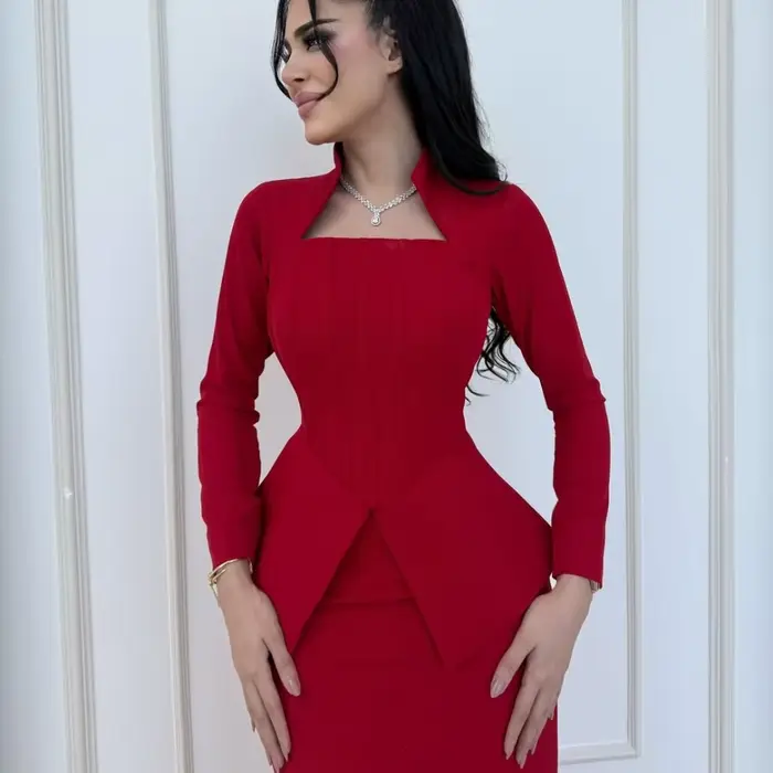 Robe de soirée sur mesure avec col montant élégant découpée carrée devant manches longues corsage structuré pour femmes occasions spéciales