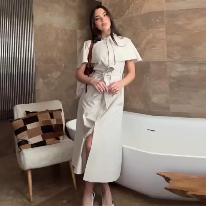 Robe élégante minimaliste à manches cape pour femme avec ceinture chic et fente avant idéale pour le bureau et les tenues décontractées d'été 2026