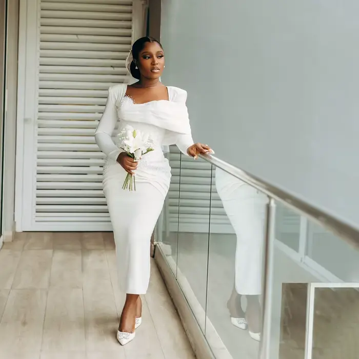 Robe de Mariée Personnalisée en Satin Plissé Ivoire avec Décolleté Cuillère et Perles Brodées pour Cérémonies de Mariage Civils et Soirées de Fiançailles Africaines