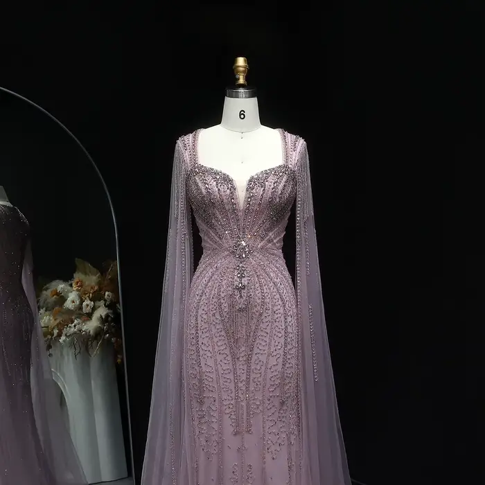 Robe Sharon Said en polyester avec manches cape et train de la cour pour soirée officielle et occasions spéciales