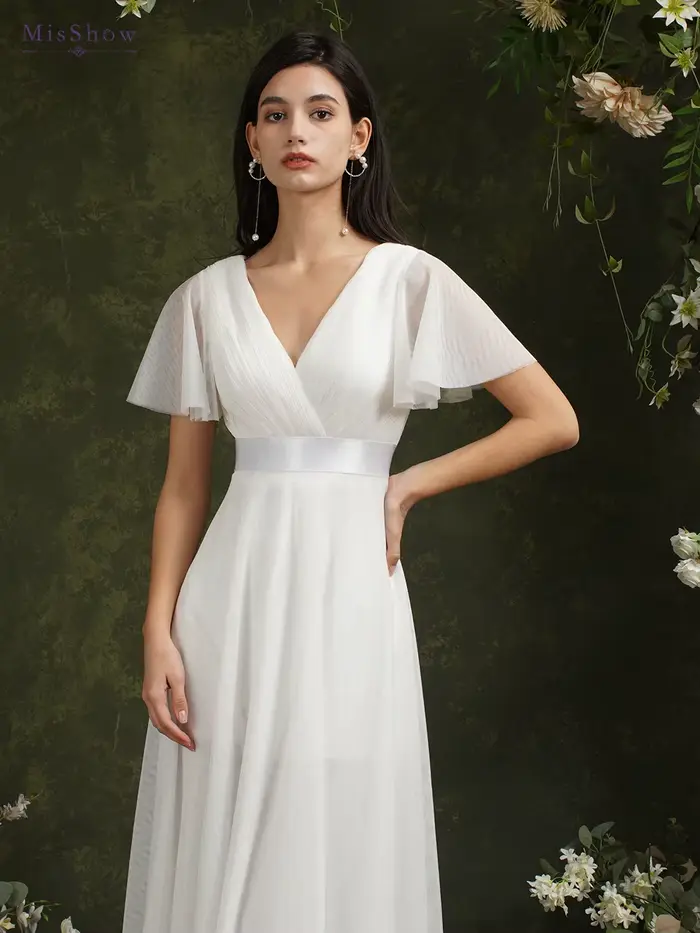 Robe de mariée ivoire en mousseline et satin silhouette une ligne col en V sans manches pour mariage et occasions spéciales