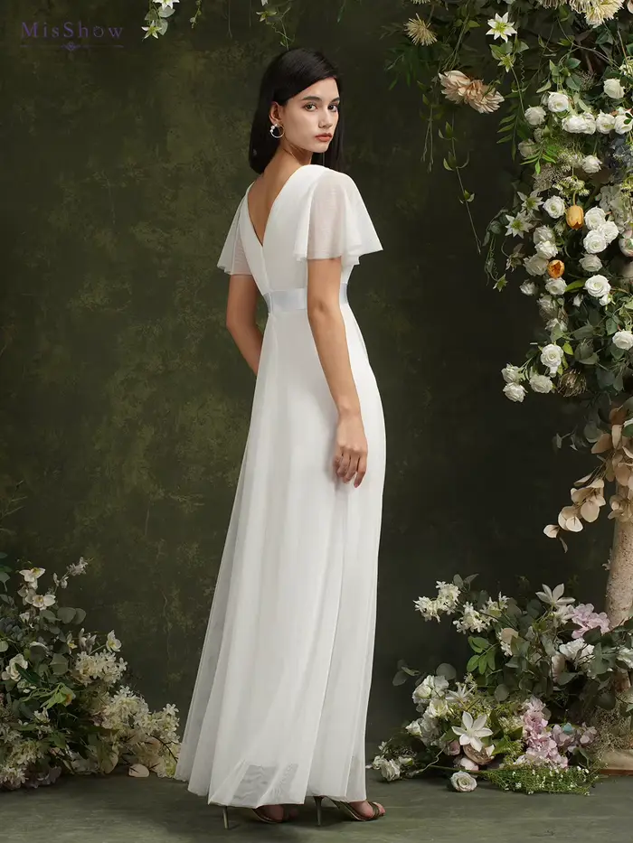 Robe de mariée ivoire en mousseline et satin silhouette une ligne col en V sans manches pour mariage et occasions spéciales