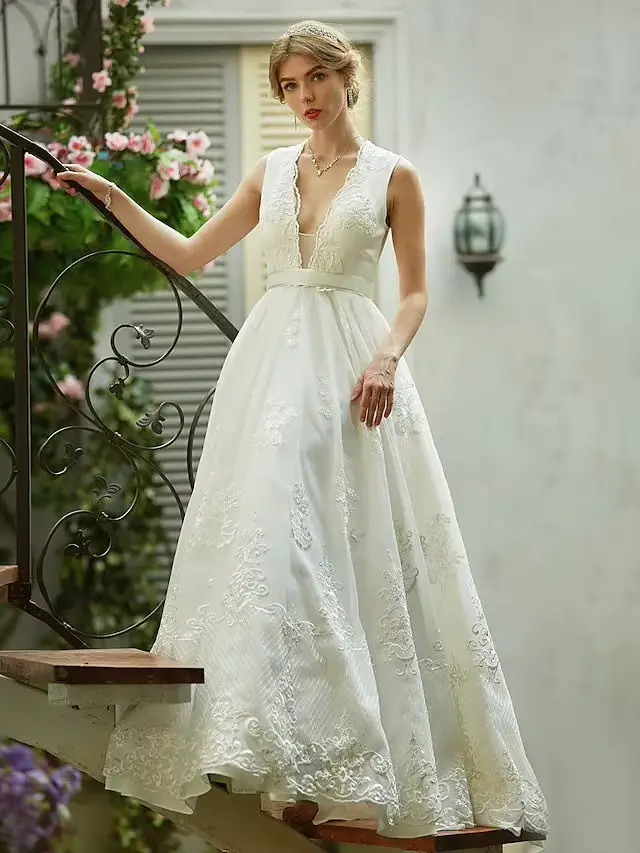 Robe de mariée de luxe en polyester avec décolleté plongeant et dos à lacets pour femmes occasions spéciales comme les mariages et les cérémonies de remise de diplômes
